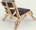 Stuhl aus Einzelteilen zusammengesteckt