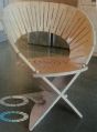 Stuhl dessen Material durch die Mäanderfräsung gebogen werden kann. Fixierung durch das Zusammenstecken der Enden. Sitztfläche mit flexiblem Inneren.